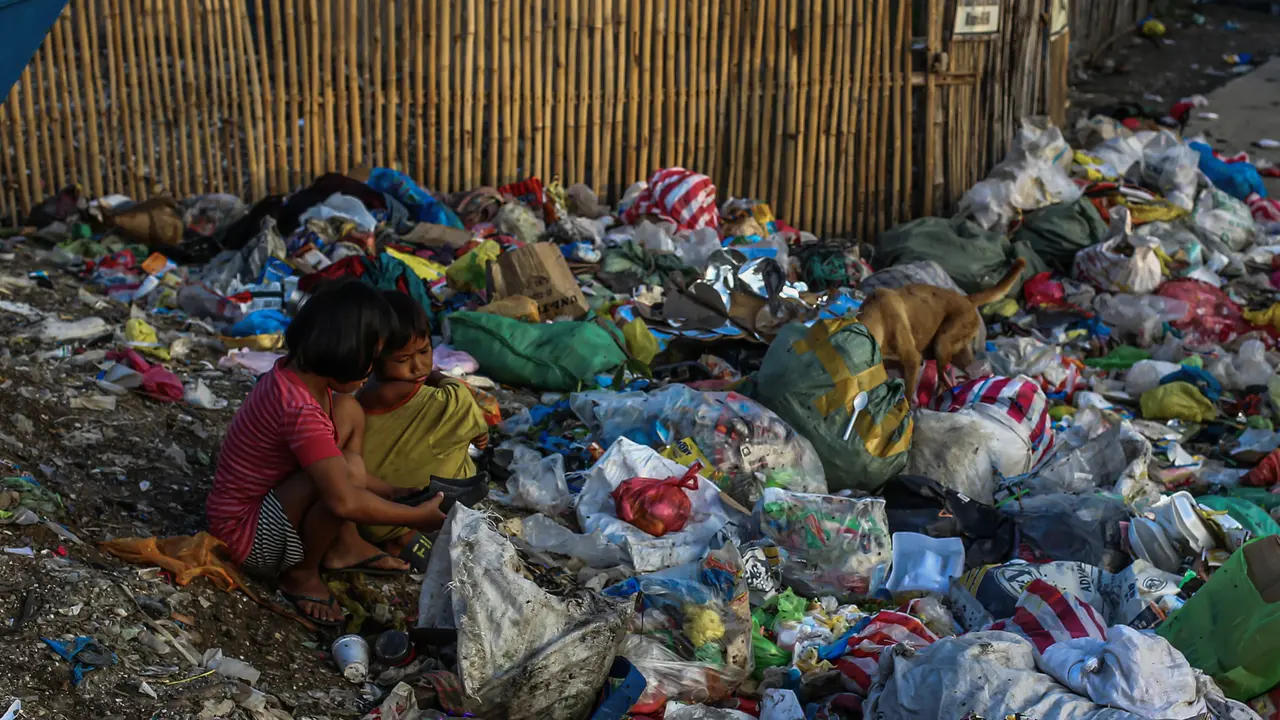 Potret Anak-Anak Mencari Sampah di Permukiman Kumuh Manila