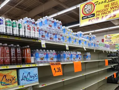 Sebuah rak yang biasanya terisi air mineral terlihat kosong di sebuah toko Piggly Wiggly di Panama City, Florida, Selasa (5/9). Florida mengumumkan keadaan darurat di negara bagian jelang diterjang badai Irma. (Patti Blake/News Herald via AP)