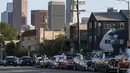 Deretan mobil Lowriders yang diparkir di median Sunset Boulevard, di lingkungan Echo Park, Los Angeles, pada 18 Juli 2021. Lowrider merupakan gaya dari kendaraan modifikasi yang bermula dari Los Angeles pada pertengahan hingga akhir 1940-an. (AP Photo/Damian Dovarganes)
