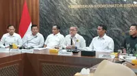 Menteri Koordinator Bidang Pangan, Zulkifli Hasan bersama sejumlah menteri lain dan kepala lembaga di Kantor Kemenko Pangan, Jakarta, Jumat (25/7/2025). (Arief/Liputan6.com)