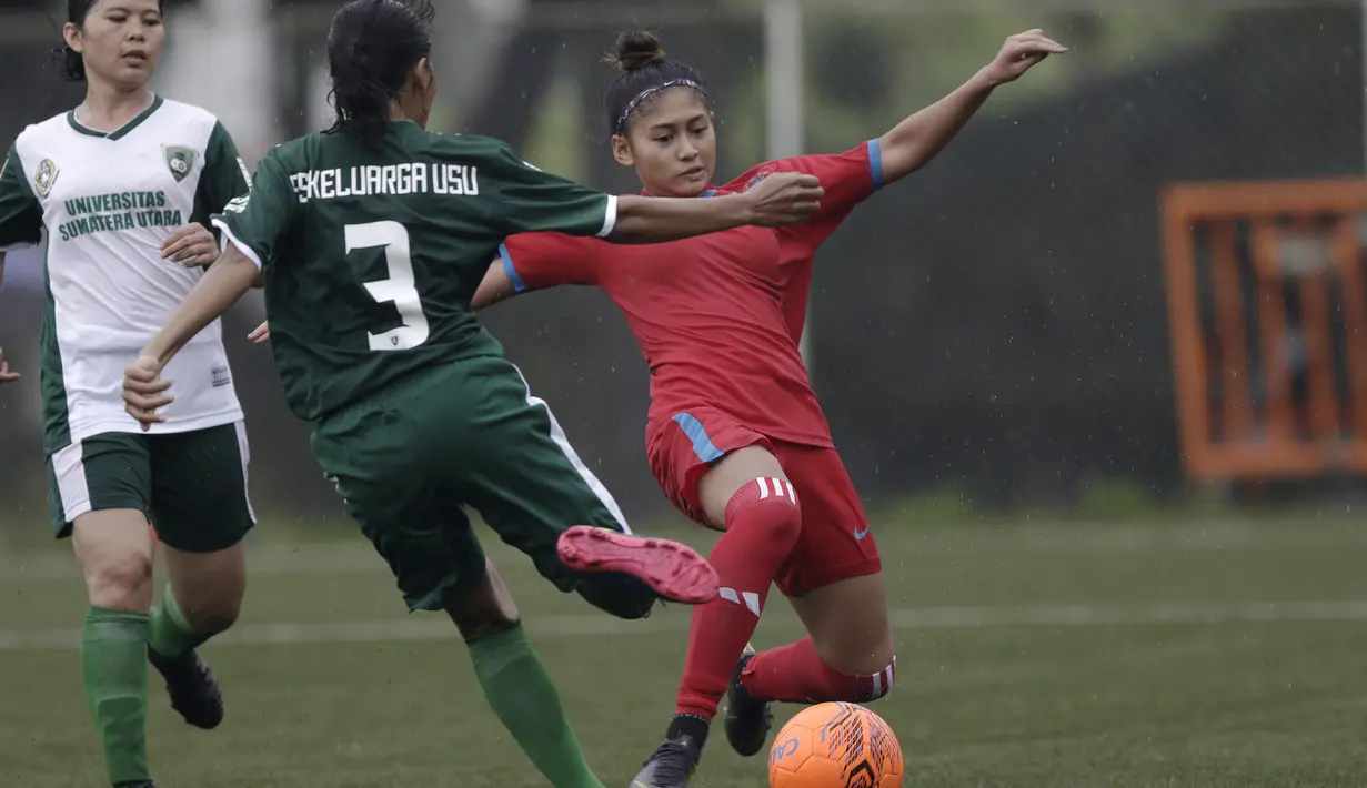 Striker Bangka Belitung, Zahra Muzdalifah, mengontrol bola saat melawan Sumatra Utara pada laga Piala Pertiwi 2019 di Lapangan NYTC, Sawangan, Rabu (24/4). Babel unggul 5-0 atas Sumut. (Bola.com/Yoppy Renato)