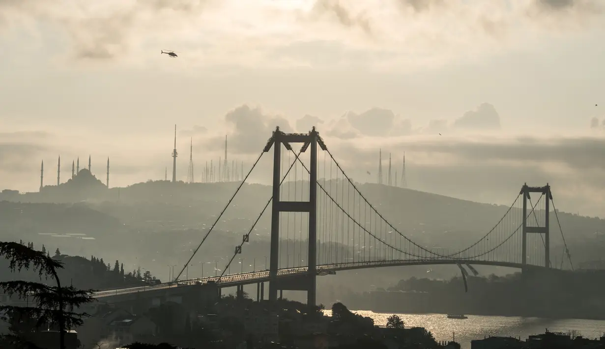 Foto yang diambil pada 11 November 2018 menunjukkan jembatan Bosphorus di Istanbul. Jembatan Bosphorus yang ikonik di Turki ini menghubungkan Ortakoy di sisi Eropa Istanbul, dengan Beylerbeyi di Anatolia, sisi Asia Istanbul. (BULENT KILIC / AFP)