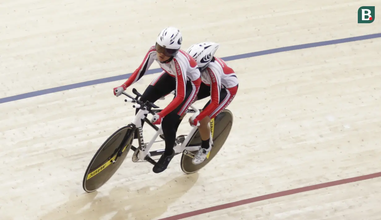 Pebalap sepeda Indonesia, Sri Sugiyanti dan Ni'mal Maghfiroh, saat beraksi pada Asian Para Games di Velodrome, Jakarta, Kamis (11/10/2018). Pasangan Indonesia ini meraih medali perak di nomor trek Individual Pursuit B putri. (Bola.com/M Iqbal Ichsan)
