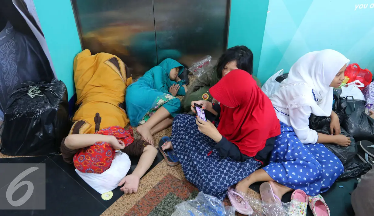 Sejumlah pembeli beristirahat di pusat perbelanjaan Tanah Abang, Jakarta, Sabtu (25/6). Jelang lebaran banyak masyarakat yang sudah berburu kebutuhan pakaian baru. (Liputan6.com/Angga Yuniar)