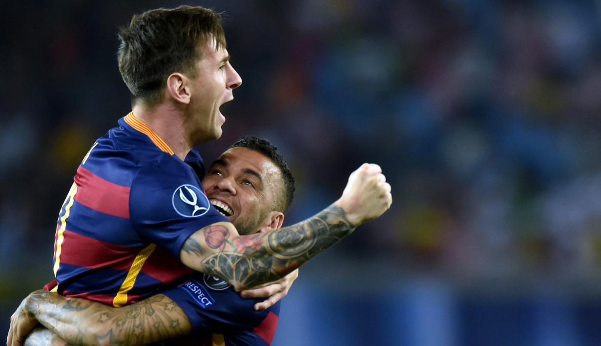 6. Dani Alves (349 laga) - Pemain asal Brasil ini sering kali menggendong Lionel Messi dalam merayakan selebrasi gol atau kemenangan. Selama berkarier di Barcelona, Alves tercatat 349 kali bermain bersama Lionel Messi. (AFP/Kirill Kudryavtsev)
