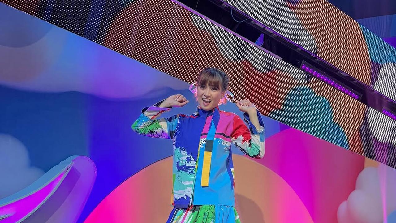 Potret Terbaru Chika Jessica dengan Outfit Warna-Warni, Netizen Salfok Sama Sepatunya