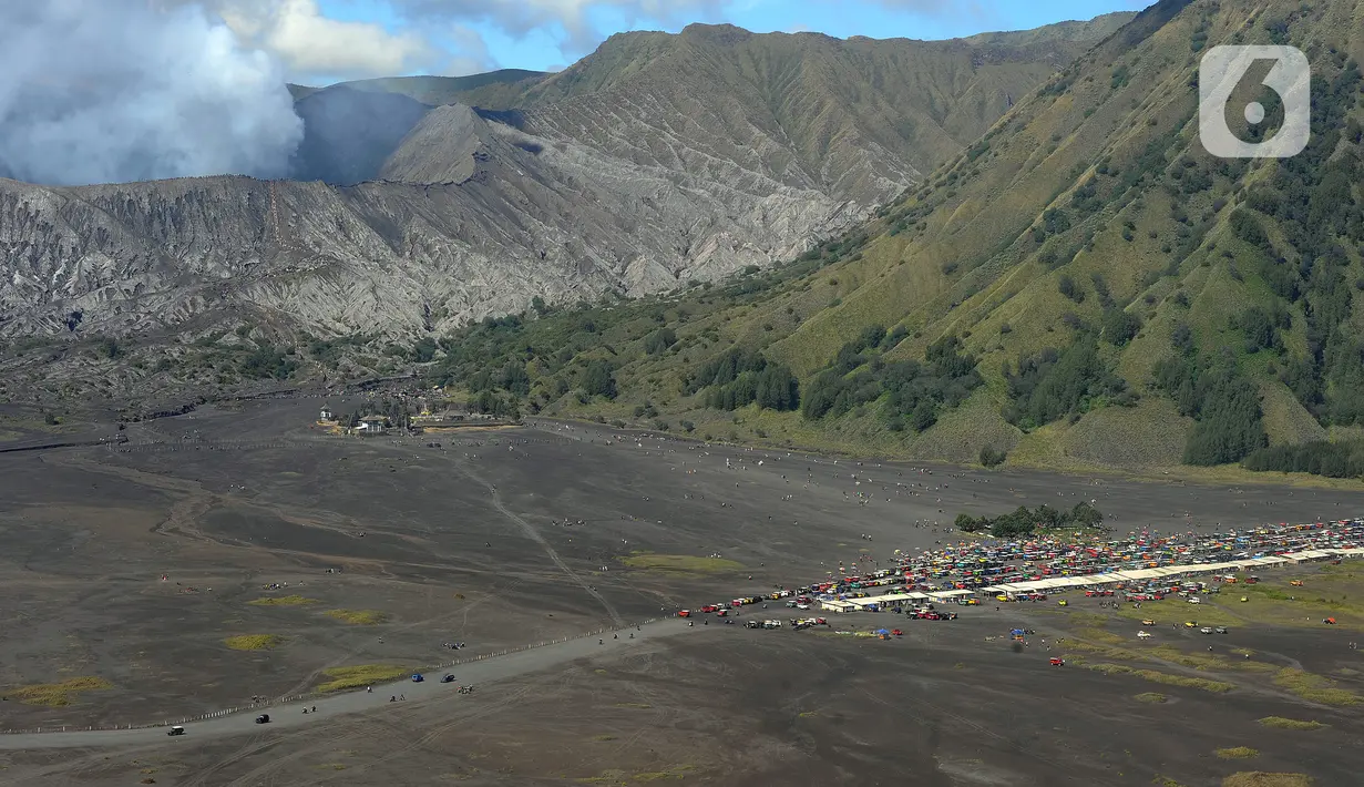 Ribuan wisatawan menghabiskan hari Minggu terakhir di libur Lebaran Idul Fitri 2023 dengan berkunjung ke kawasan Gunung Bromo. (merdeka.com/Arie Basuki)