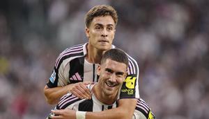 Pemain Juventus, Kenan Yildiz, merayakan gol bersama Dusan Vlahovic dalam laga Serie A&nbsp;melawan Inter Milan di Allianz Stadium, Turin, Italia, Sabtu, 13 September 2025. (Marco Alpozzi/LaPresse via AP)