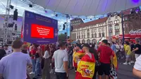 Layar besar di fan zone Friedensplatz mengumumkan bahwa para penggemar diharuskan meninggalkan area saat laga antara Spanyol vs Prancis, Selasa (9/7/2024), baru digelar sekitar satu menit. (Bola.com/Benediktus Gerendo Pradigdo)