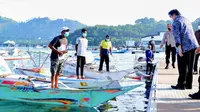 Menteri Koordinator Bidang Perekonomian Airlangga Hartarto menyerahkan Bantuan Tunai Pedagang Kaki Lima, Warung, dan Nelayan (BT-PKLWN) secara langsung di Tempat Pelelangan Ikan Labuan Bajo, Manggarai Barat, Nusa Tenggara Timur, Senin (14/3/2022).  (Sumbe