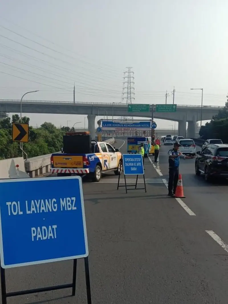 Pengelola Jalan Layang Sheikh Mohamed Bin Zayed (MBZ) sementara menutup akses masuk menuju ruas tol MBZ dari Kalimalang Tol JORR E Km 46+200, Akses Jatiasih Tol JORR E Km 45+200 dan Akses Tol Jakarta-Cikampek Km 10 Arah Cikampek. (Dok Jasa Marga)