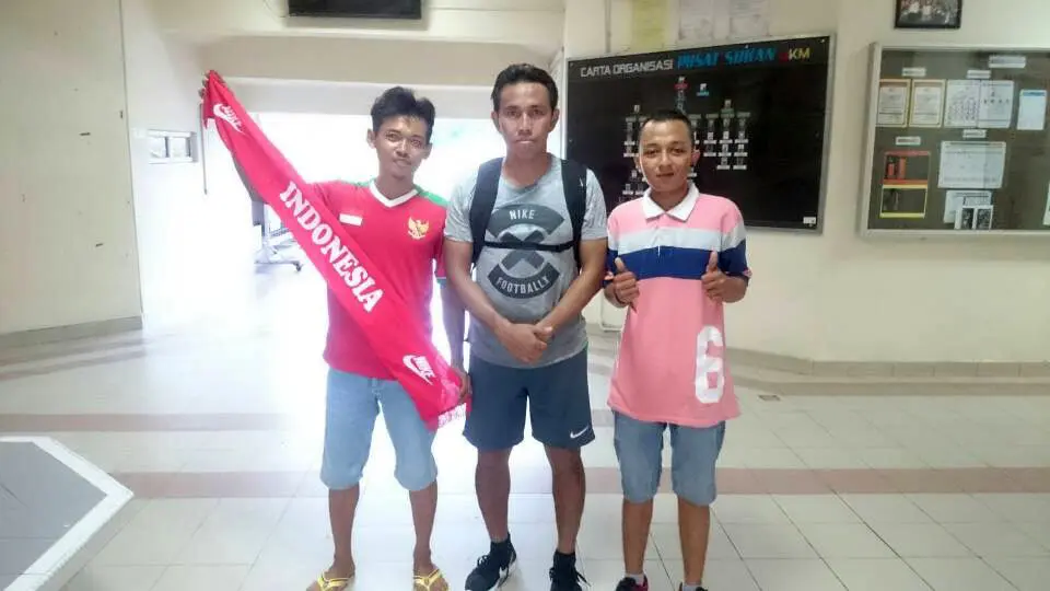 Asisten pelatih Timnas Indonesia U-22, Bima Sakti, dan salah satu TKI di Malaysia yang juga suporter Tim Garuda Muda, Fadli Awi. (Bola.com/Dok. Pri)