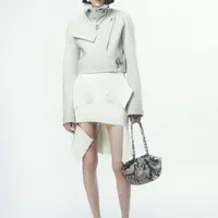 Potongan pakaian yang memberi gaya pernyataan sehari-hari bisa kita temui di 
2022 Pre-Collection Givenchy yang fokus pada volume, signature hardware, dan teknik kerajinan inovatif  (Foto: Givenchy)