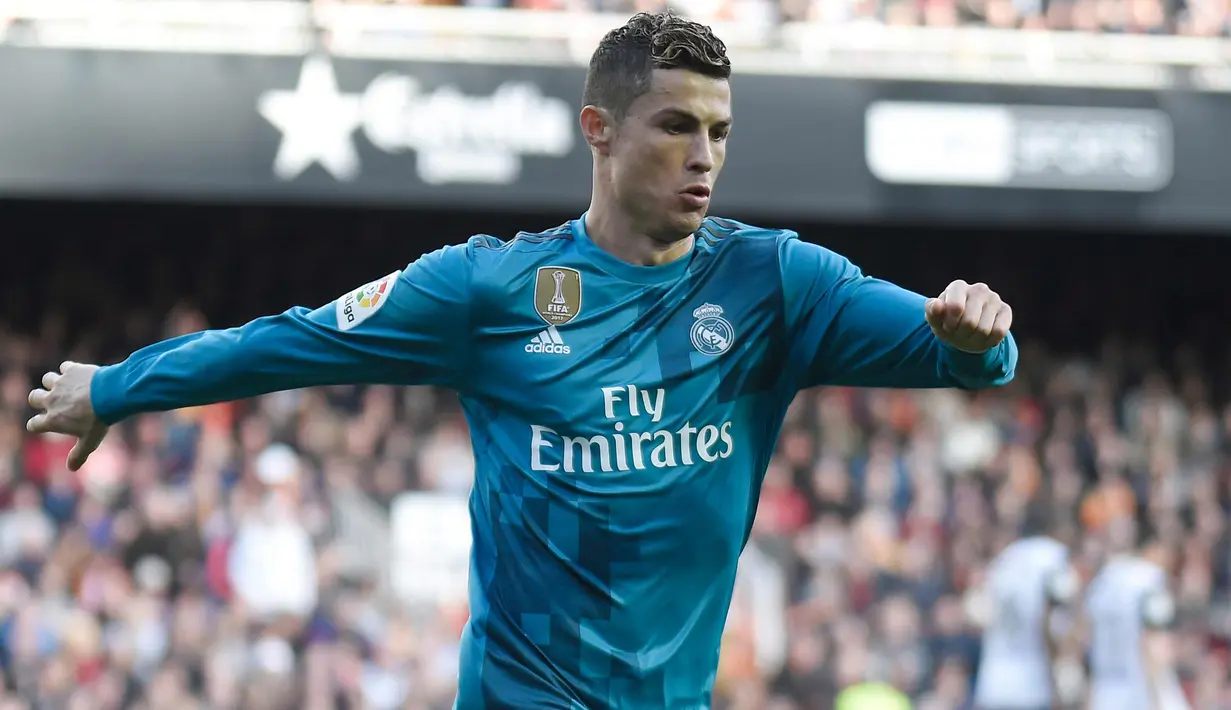 Penyerang Real Madrid, Cristiano Ronaldo melakukan selebrasi usai mencetak gol ke gawang Valencia pada lanjutan La Liga Spanyol di stadion Mestalla, (27/1). Real Madrid menang 4-1. (AFP Photo/Jose Jordan)