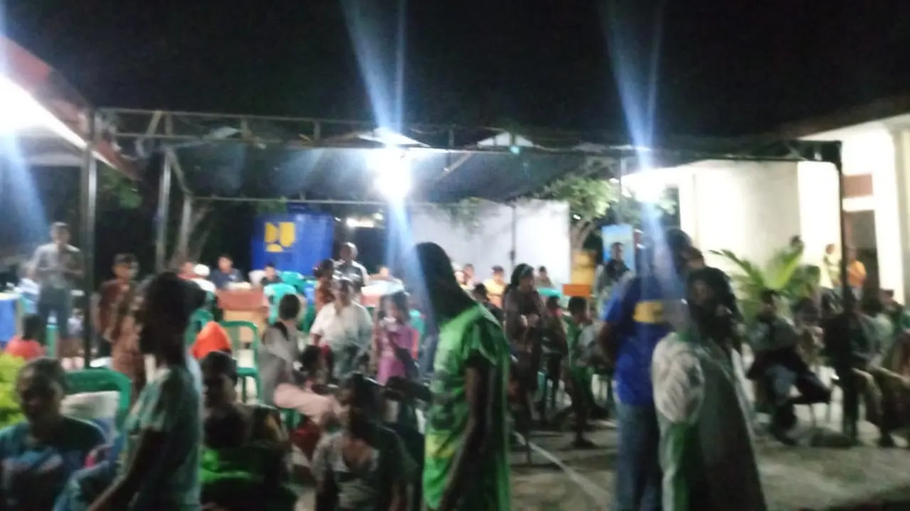 Berita bohong tsunami, warga lari berhamburan keluar rumah. (Liputan6.com/ Dionisius Wilibardus)