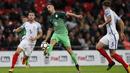 Striker Slovenia, Andraz Sporar, mengontrol bola saat pertandingan melawan Inggris pada laga Kualifikasi Piala Dunia 2018 di Stadion Wembley, Kamis (5/10/2017). Inggris menang 1-0 atas Slovenia. (AP/Kirsty Wigglesworth)