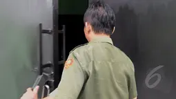 Seorang petugas menunjukkan tempat penyimpanan uninterruptible power supply (UPS) di SMAN 57, Jakarta, Senin (2/3/2015). Diduga hampir semua sekolah di Jakarta menerima UPS senilai Rp 6 Miliar(Liputan6.com/Andrian M Tunay)