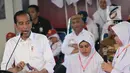 Presiden Joko Widodo atau Jokowi berdialog dengan salah satu siswa penerima Kartu Indonesia Pintar (KIP) di Gorontalo, Jumat (1/3). Jokowi mengingatkan beasiswa tersebut harus digunakan untuk pendidikan. (Liputan6.com/Arfandi Ibrahim)