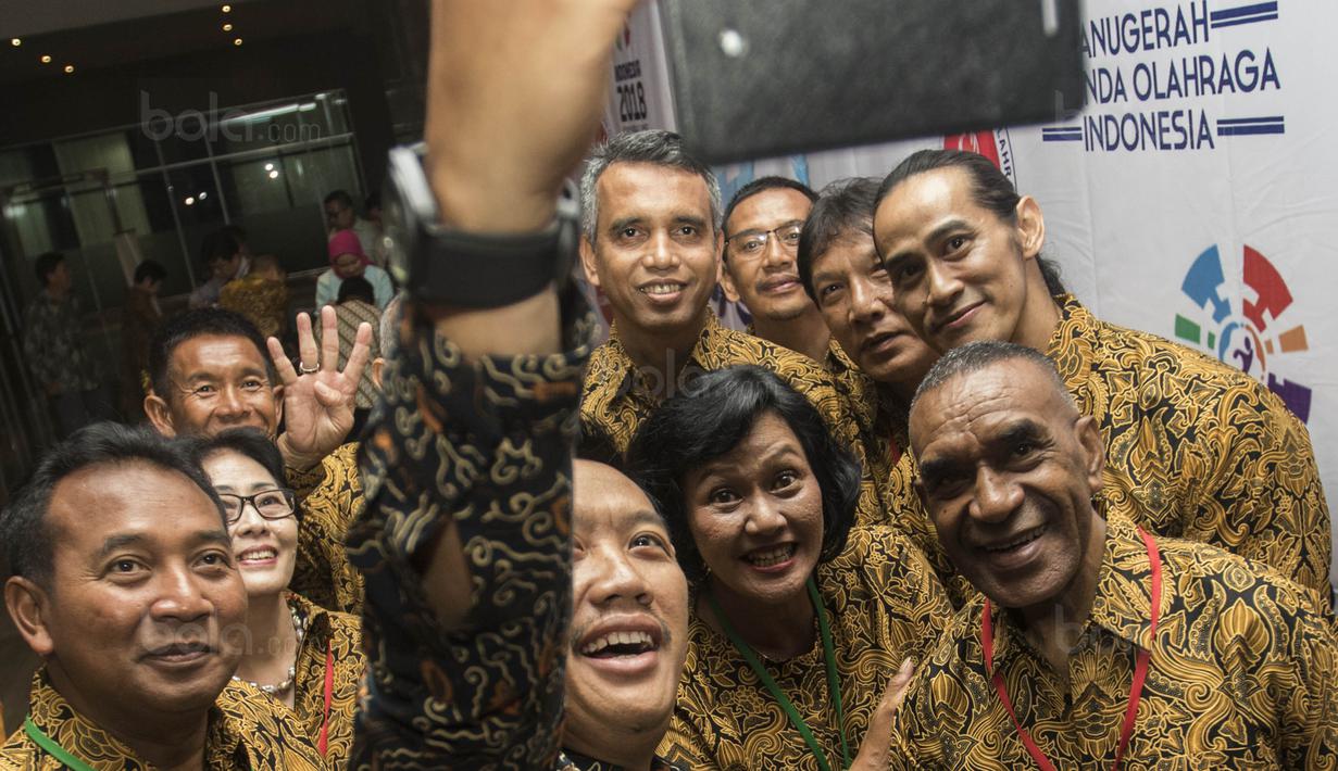 Menpora, Imam Nahrawi, selfie bersama mantan atlet Indonesia saat Anugerah Leganda Olahraga di Hotel Bidakara, Jakarta, Rabu (13/12/2017). Sebanyak 286 atlet masing-masing mendapatkan 40 juta rupiah. (Bola.com/Vitalis Yogi Trisna)
