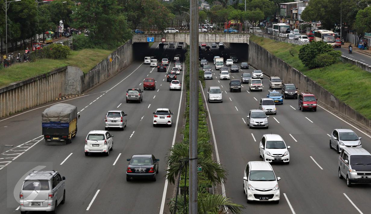 Kendaraan melintas di jalan tol dalam kota di kawasan Tanjung Barat, Jakarta, Sabtu (2/1/2016). Kondisi lalu lintas ramai lancar akibat banyaknya warga yang belum kembali usai berlibur di luar kota. (Liputan6.com/Immanuel Antonius)