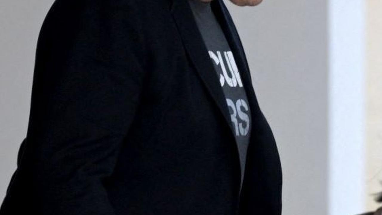 Sementara Elon Musk tampil dalam balutan kaos abu-abu yang dipadukan dengan jas hitam. Foto: SONNY TUMBELAKA / AFP
