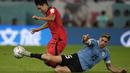 Pemain Uruguay yang juga menjadi tumpuan Real Madrid musim ini, Federico Valverde bahkan harus turun membantu pertahanan untuk menghalau laju penyerang Korea Selatan, Lee Kang-in. (AP Photo/Frank Augstein)