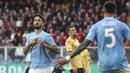 Pemain Lazio, Luis Alberto, melakukan selebrasi setelah mencetak gol ke gawang Genoa pada laga Liga Italia di Stadion Luigi Ferraris, Sabtu (20/4/2024). Lazio menang dengan skor tipis 1-0. (Tano Pecoraro/LaPresse via AP)