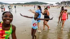 Anak-anak menuju ke laut di pantai Cabourg, barat laut Prancis (18/8/2021). Acara ini sebagai bagian dari kampanye "Lupa Liburan" yang diselenggarakan oleh LSM Prancis Secours Populaire untuk anak-anak yang keluarganya tidak mampu pergi berlibur. (AFP/Sameer Al-Doumy)