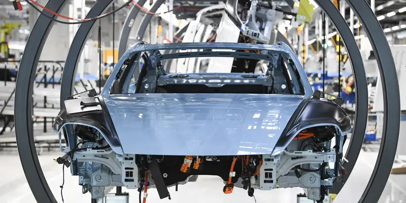 Intip Pembuatan Mobil Listrik Pertama Porsche