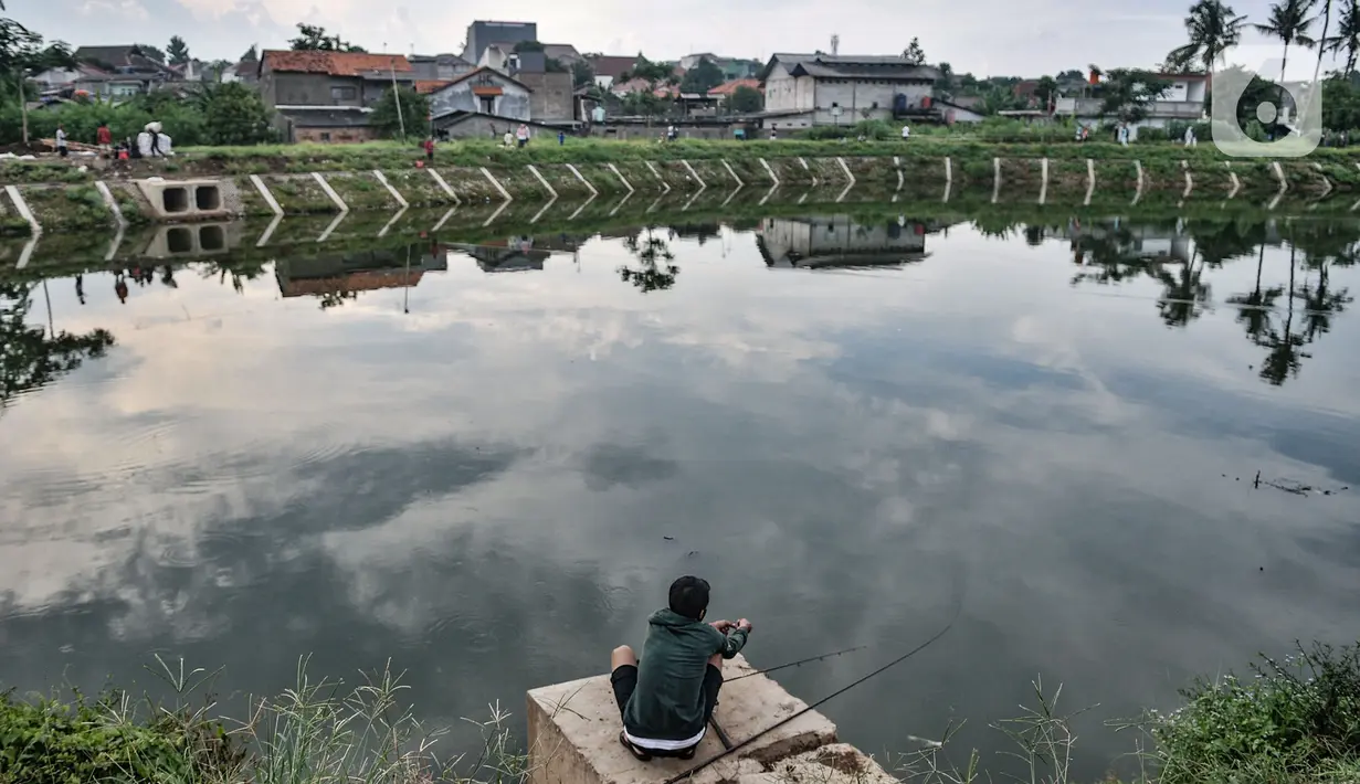 Warga tengah memancing di sekitar Waduk Kampung Rambutan 2, Jakarta, Kamis (12/11/2020). Beragam kegiatan seperti olahraga, memancing, dan bermain layang-layang menjadi pemandangan di waduk ini saat sore hari. (merdeka.com/Iqbal S. Nugroho)