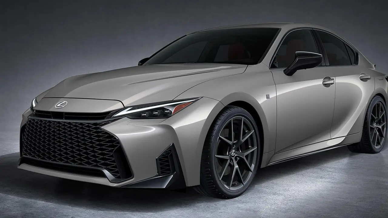 Wajah baru Lexus IS 2026 dengan gril jala besar dan lampu utama menyatu, tampil makin agresif dan modern (Lexus)
