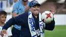 Legenda Argentina, Diego Maradona menjajal bermain bola setibanya di stadion di Brest, Senin (16/7). Diego Maradona mengunjungi Belarus untuk pertama kalinya setelah menjadi presiden klub sepak bola, Dinamo Brest. (AFP PHOTO / Sergei GAPON)