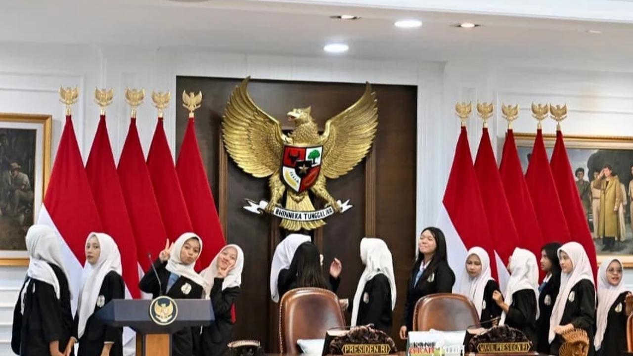 Anak Sekolah Kunjungi Istana