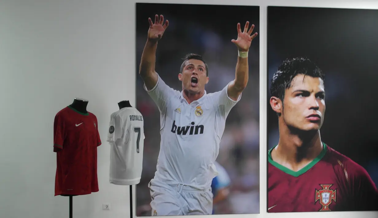 Suasana koleksi jersey dan foto Cristiano Ronaldo terdapat di Museum CR 7. Museum ini terdapat di Kota Funchal, tempat Ronaldo lahir dan tunbuh besar. (Bola.com/Reza Khomaini)