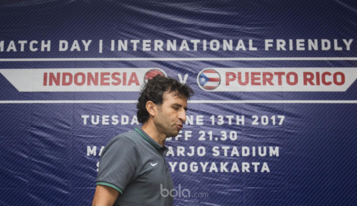 Pelatih Timnas Indonesia, Luis Milla, menghadiri jumpa pers jelang laga uji coba melawan Puerto Rico di Hotel Alana, Sleman, Senin (12/6/2017). (Bola.com/Vitalis Yogi Trisna)