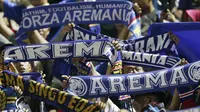 Suporter Arema FC saat melawan Persita Tangerang pada laga Piala Indonesia 2019 di Stadion Sport Center Kelapa Dua, Tangerang, Minggu (3/2). Arema FC menang 3-0 atas Persita. (Bola.com/M Iqbal Ichsan)