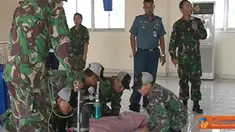 Citizen6, Jakarta: Perwira Diskes Kolinlamil saat menjelaskan kepada peserta SAR dan Sea Survival Kolinlamil 2012, di Gedung Laut Natuna Kolinlamil, Tanjung Priok, Jakarta, Selasa (4/9). (Pengirim: Kadispen Kolinlamil). 