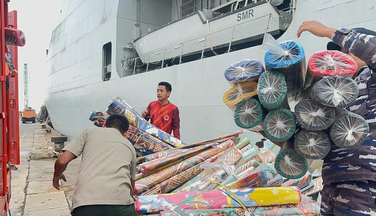 FOTO: KRI Semarang Angkut Bantuan untuk Korban Bencana di Sumatera