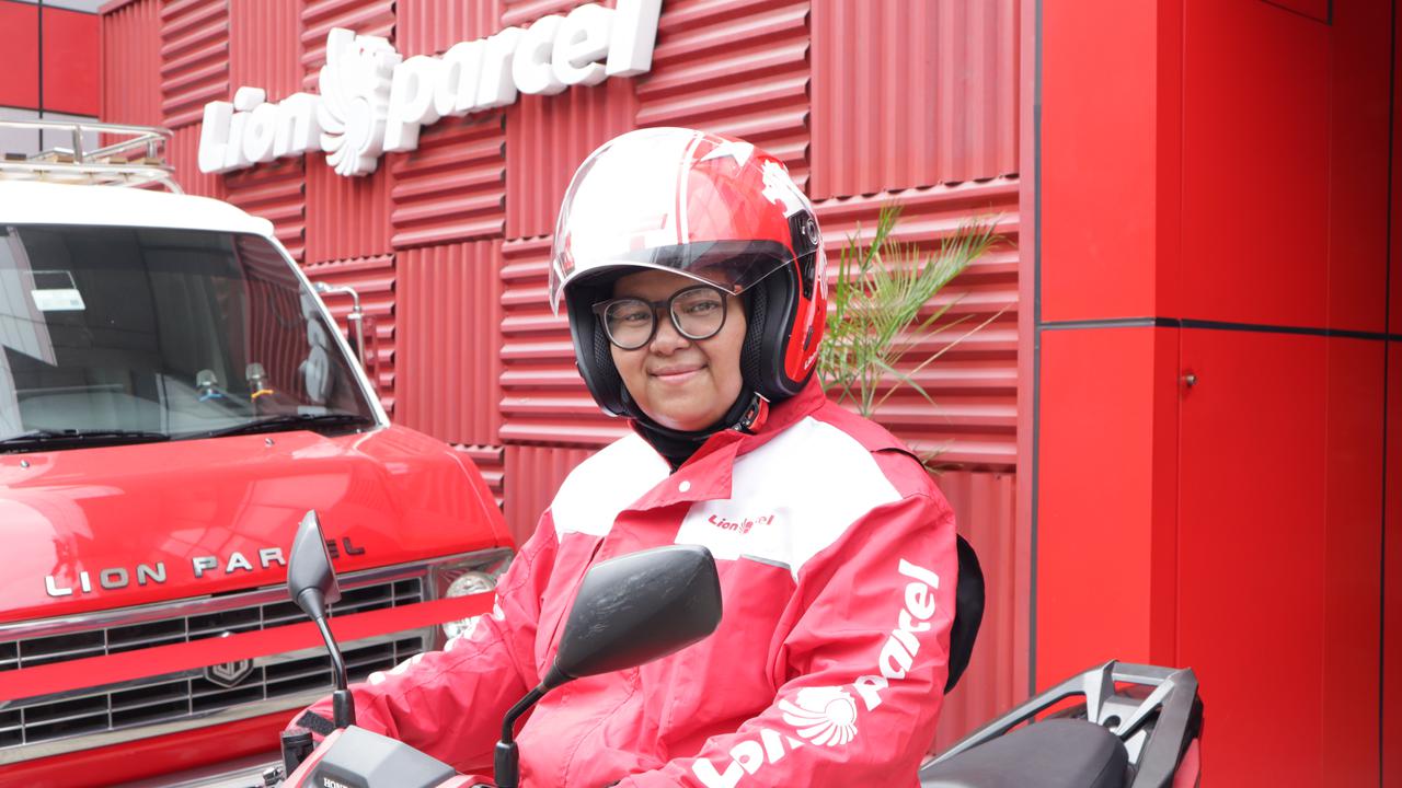 Kartini Masa Kini di Jalanan: Kisah Kurir Perempuan Lion Parcel Menaklukkan Tantangan