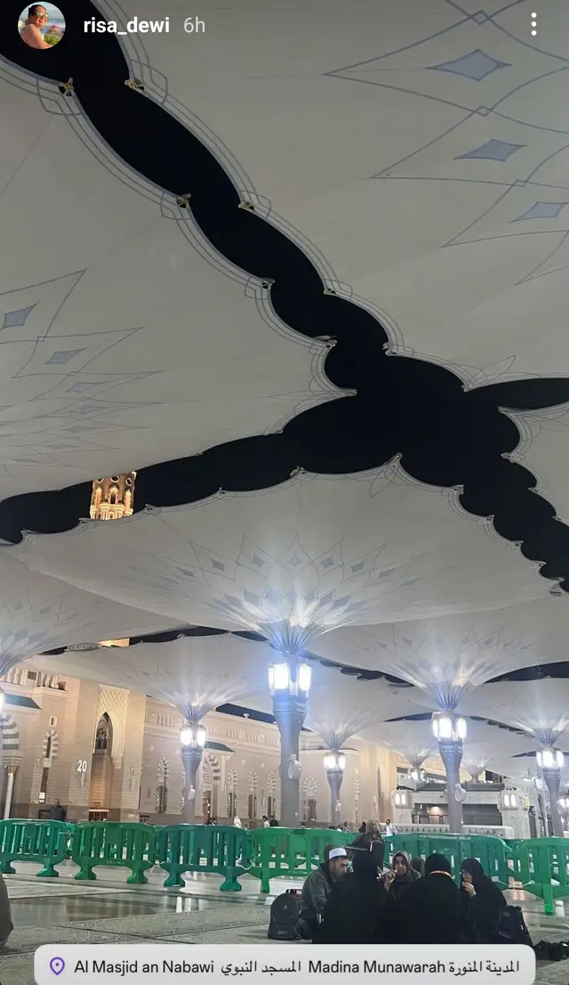 7 Potret Alyssa Daguise umrah bareng ibunda, tepis kabar beda keyakinan dengan Al Ghazali