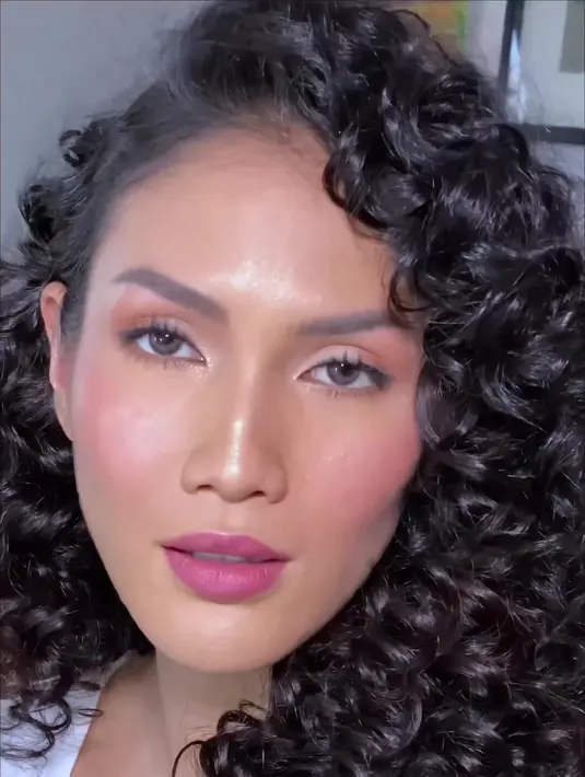 Aulia Sarah yang biasa tampil dengan rambut panjang lurus, kali ini muncul dengan gaya rambutnya yang keriting. (FOTO: instagram.com/owliasarah/)