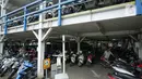 Petugas merapikan motor-motor yang diparkir  di Park and Ride Vertikal Terminal Ragunan, Jakarta, Selasa  (29/11/2022). Kapasitas Park and Ride vertikal ini mampu menampung sekitar 1000 kendaraan motor dan 10 kendaraan mobil. (Liputan6.com/Faizal Fanani)
