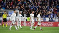 Para pemain Real Madrid meninggalkan lapangan setelah kalah dalam pertandingan melawan Deportivo Alaves pada lanjutan La Liga Spanyol di stadion Mendizorroza, di Vitoria (6/10). Madrid takluk 1-0 Deportivo Alaves. (AP Photo/Alvaro Barrientos)