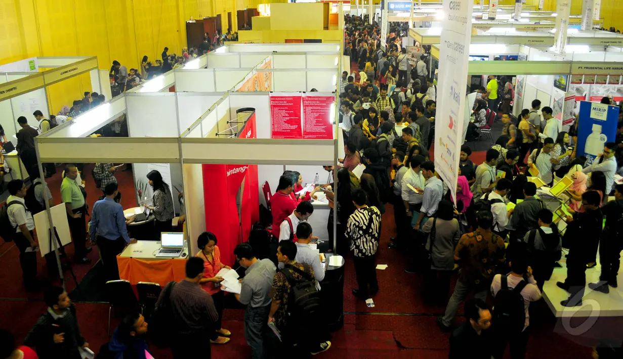 Ribuan pencari kerja memadati acara Karir.com Expo 2015 yang berlangsung di Balai Kartini, Jakarta, Rabu (27/5/2015). Pameran tersebut diikuti lebih dari 1.000 opportunities di 80 perusahaan. (Liputan6.com/Yoppy Renato)