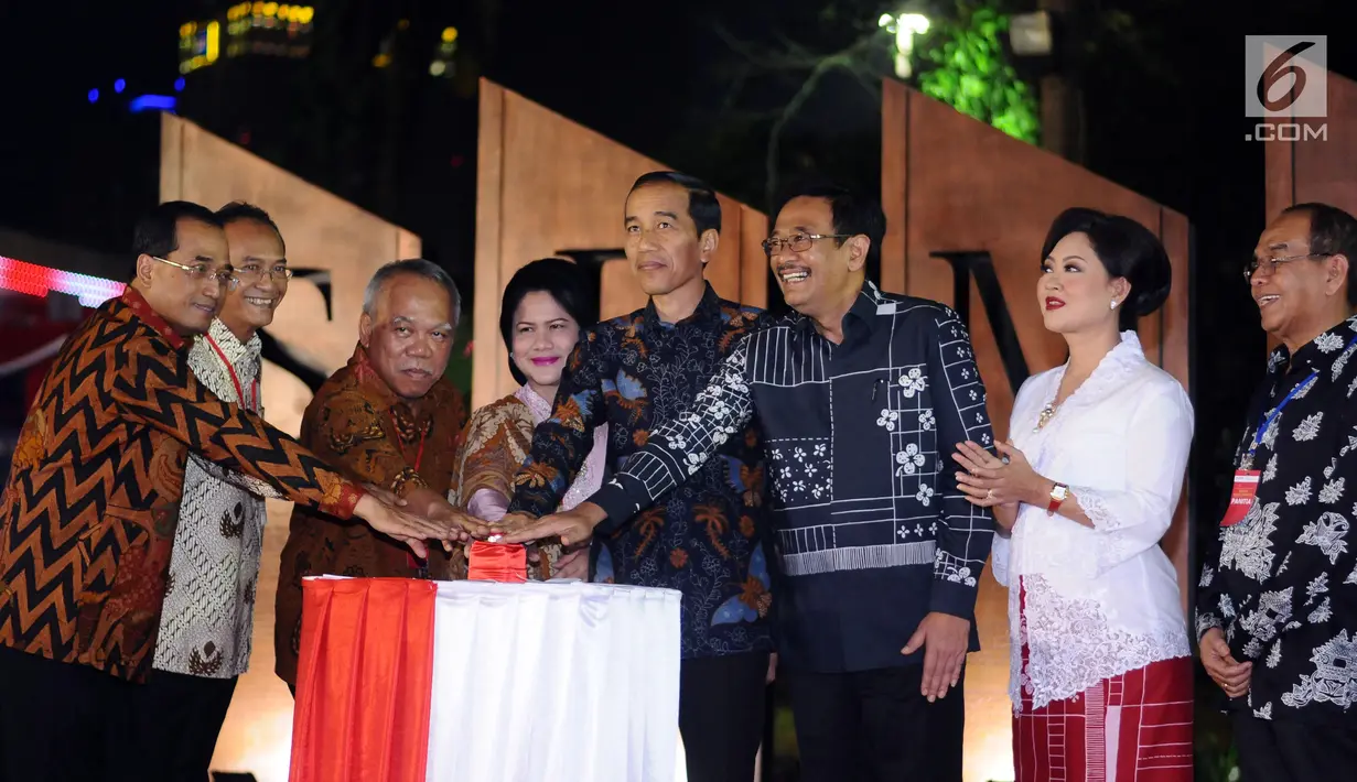 Presiden RI, Joko Widodo (keempat dari kanan) bersama sejumlah menteri dan Gubernur DKI Jakarta Djarot Saiful Hidayat meresmikan Simpang Susun Semanggi di Jakarta, Kamis (17/8). (Liputan6.com/Helmi Fithriansyah)