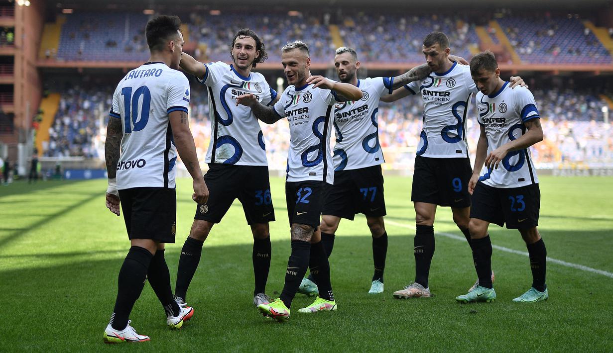 Sang juara bertahan Liga Italia, Inter Milan juga sukses mencatatkan penampilan tak terkalahkan hingga pekan ini. Nerazzurri saat ini menempati posisi tiga dan hanya tertinggal empat poin dari sang pemimpin klasemen, Napoli. (AFP/Marco Bertorello)