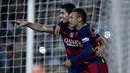 Dua bintang Barcelona, Luis Suarez dan Neymar, merayakan gol ke gawang Athletic Bilbao. Luis Suarez pada laga itu sukses mencetak hat-trick. (AFP/Josep Lago)