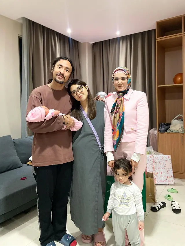 Marcello Tahitoe dan Cindy Maria Sambut Anak Kedua, Dijenguk Mulan Jameela