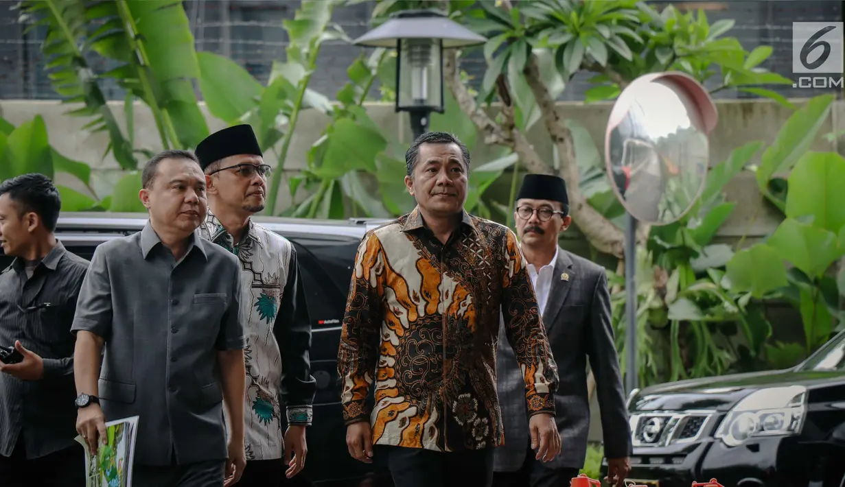 Ketua MKD DPR Sufmi Dasco Ahmad (kiri), Anggota MKD Maman Imanulhaq (kedua kiri), Wakil MKD DPR Sarifuddin Sudding (kedua kanan), Anggota MKD Agung Widyantoro (kanan) mendatangi Gedung KPK, Jakarta, Kamis (29/11). (Liputan6.com/Faizal Fanani)