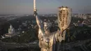 Patung Ibu Pertiwi Ukraina yang menjulang tinggi di Kyiv - salah satu landmark paling dikenal - kehilangan simbol palu aritnya pada Minggu. (AP Photo/Efrem Lukatsky)